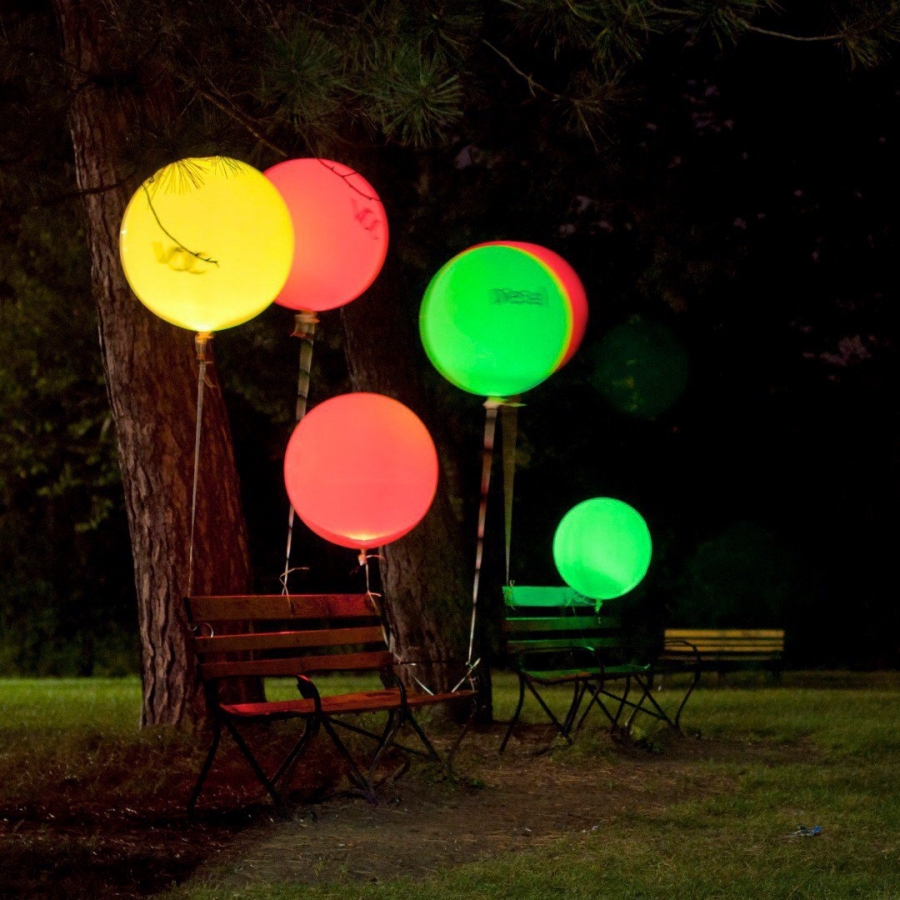 Большие светящиеся шары