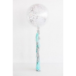 Большой шар с круглым серебряным конфетти на гирлянде