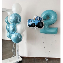 Готовое решение из шаров Синий трактор едет к нам