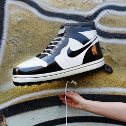 Шар фигура Кеды черно-белые